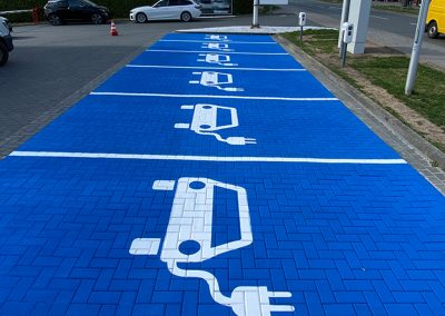 Stellplätze für e-Autos: Vollflächige Parkplatzmarkierung für die Ladestation von elektrischen Autos